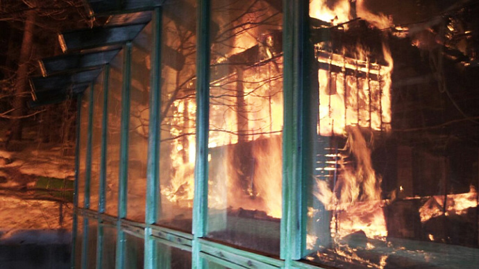 Под Екатеринбургом за ночь сгорели шесть домов: очевидцы подозревают поджог