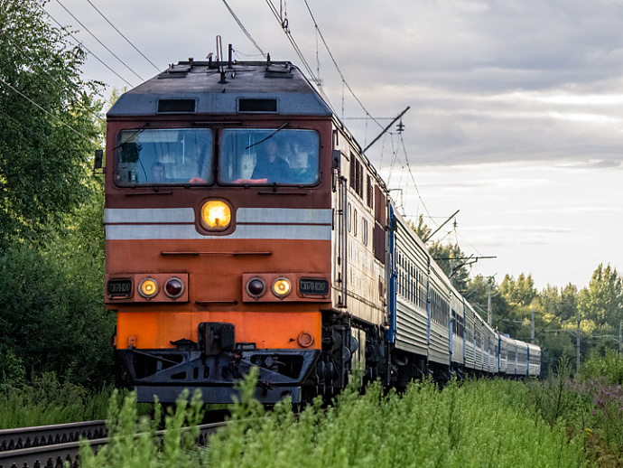В Екатеринбурге поезд едва избежал столкновения с «Ниссаном» на путях