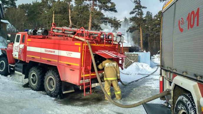 Крупный пожар в Екатеринбурге: вспыхнула баня на Широкой Речке