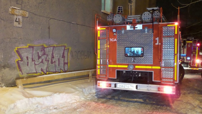 В Екатеринбурге ночью горел дом в переулке Базовом, один человек погиб