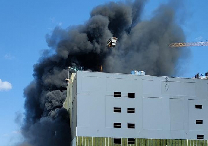 Крупный пожар на Уралмаше: дым виден со всего города
