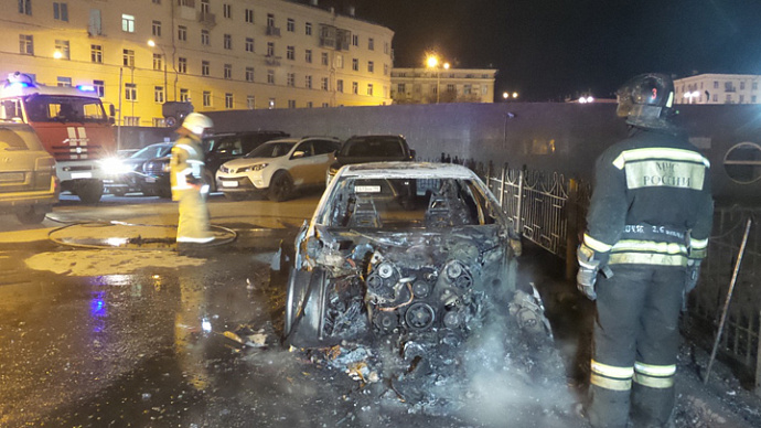 «Порше-Панамера» сгорел у элитного жилого комплекса в Екатеринбурге