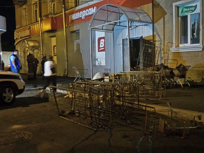 На Уралмаше эвакуировали людей из-за пожара в продуктовом магазине
