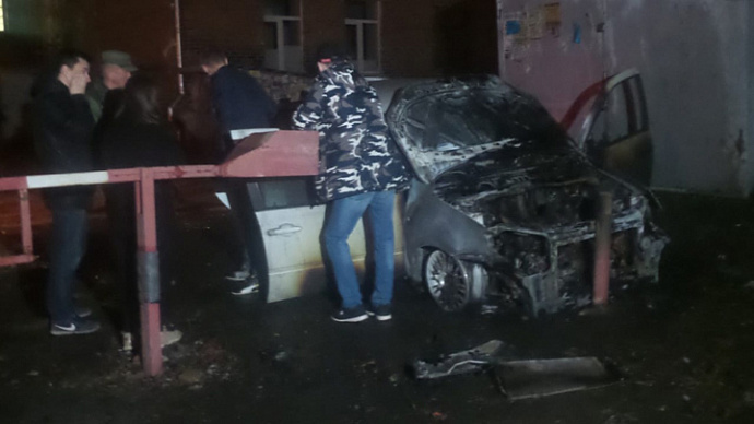 В Екатеринбурге у общежития сгорела «Калина», вероятен поджог