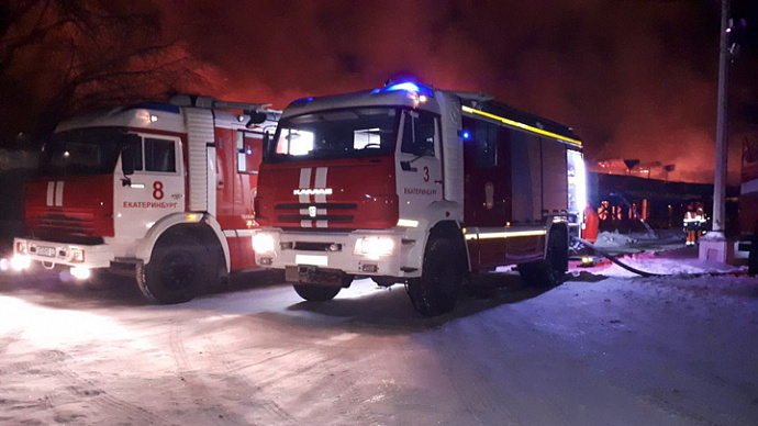 В Екатеринбурге из-за пожара эвакуировали жильцов 16-этажки на Сортировке