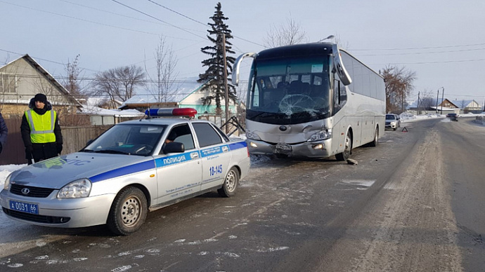 В Богдановиче столкнулись пассажирский автобус и грузовик К&Б