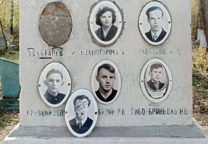 Вандалы осквернили могилу группы Дятлова на Михайловском кладбище 