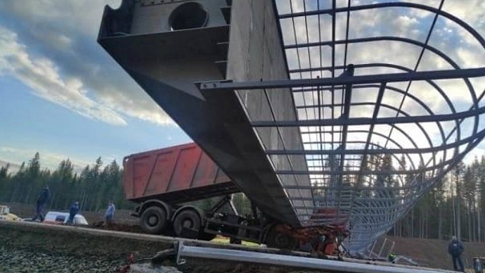 Не опустил кузов: на трассе Пермь – Екатеринбург грузовик снёс надземный пешеходный мост