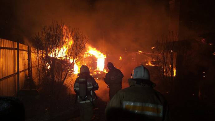 В посёлке под Екатеринбургом сгорели два дома, местные подозревают поджог