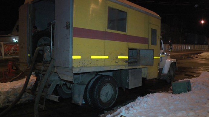 Улицу Крестинского в Екатеринбурге затопило из-за коммунальной аварии
