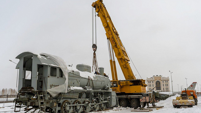 В Музей военной техники УГМК приехал 85-тонный паровоз