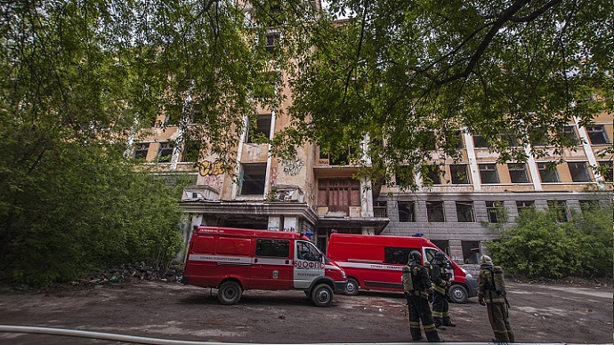 В Екатеринбурге горела заброшенная больница в Зелёной Роще: пожару присвоен повышенный ранг