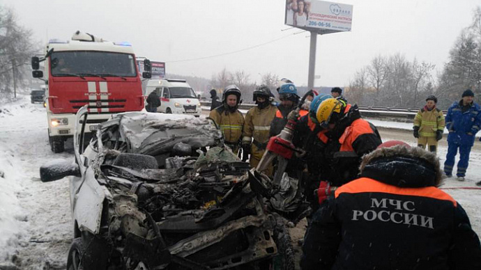 На Московском тракте водитель такси погиб, влетев под фуру