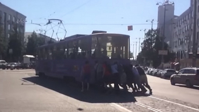 Екатеринбуржцы своими руками вытащили застрявший трамвай и дотолкали до остановки