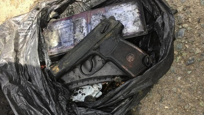 В Екатеринбурге из пруда выловили пакет с патронами, пистолетом и полицейским удостоверением