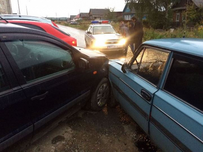 Пьяный угонщик из Кировграда атаковал две припаркованные машины