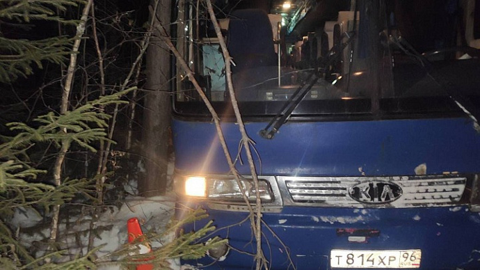 Пассажирский автобус улетел в кювет на уральской трассе