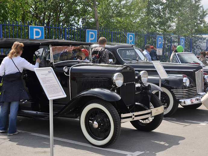 У екатеринбургского ДИВС проходит юбилейная выставка ретроавтомобилей