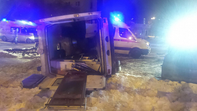 В Екатеринбурге «Опель» столкнулся со скорой, пострадали пять человек