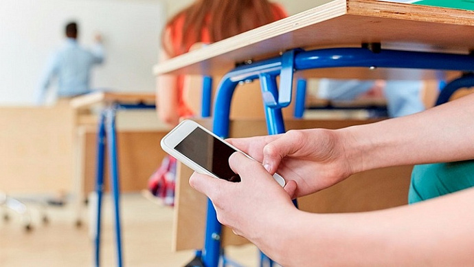 Детям могут запретить пользоваться смартфонами в российских школах