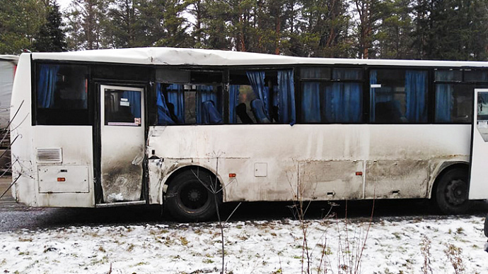 На Урале пассажирский автобус и грузовик столкнулись на скользкой трассе