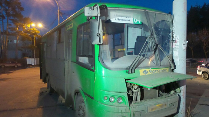 В Екатеринбурге автобус врезался в столб, пострадали десять человек