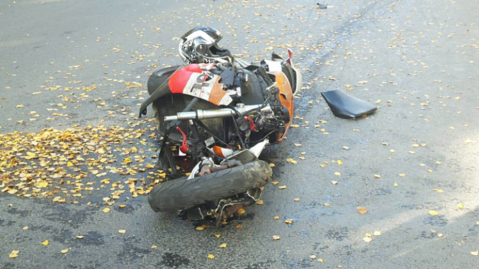 Жуткое ДТП: на Егоршинском подходе разбился мотоциклист