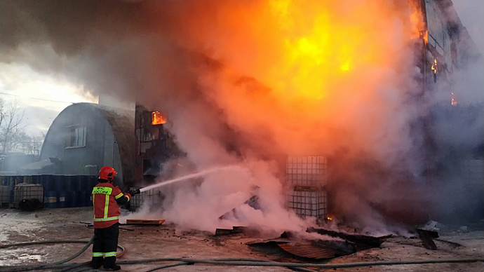 Крупный пожар в Екатеринбурге: на Сортировке загорелось двухэтажное здание