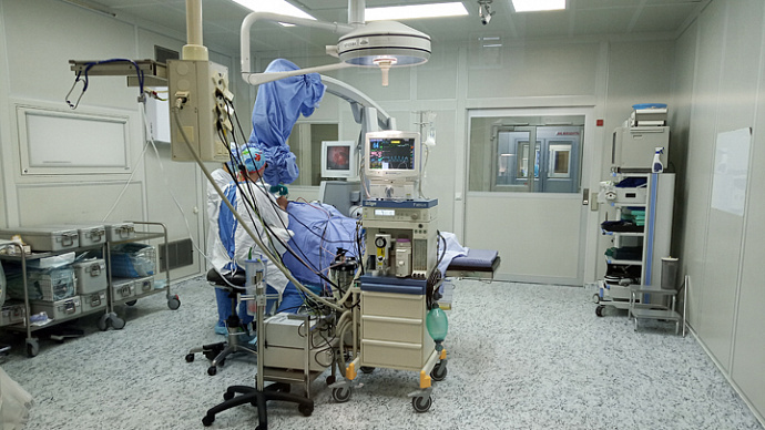 Свердловские онкологи первыми в УрФО провели единовременную операцию на лёгком и мозге