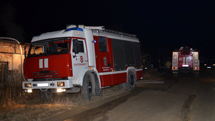 В Екатеринбурге на Вторчермете сгорел жилой дом на две квартиры
