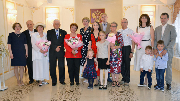 70 свердловских семейных пар наградили медалью «За любовь и верность»