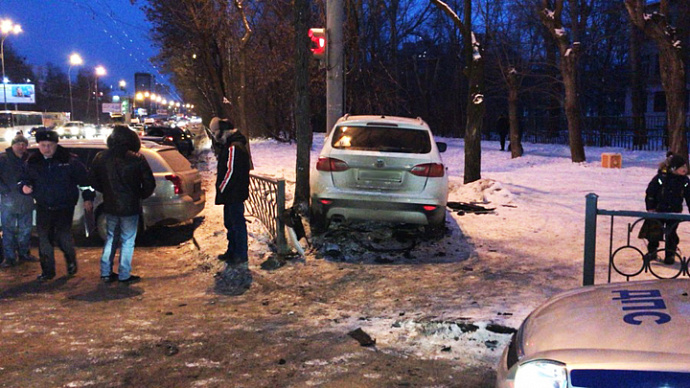 На Уралмаше из-за «Тойоты» пострадала 13-летняя девочка
