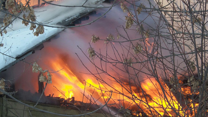 В частном секторе Екатеринбурга сгорел дом: жильцы скрылись