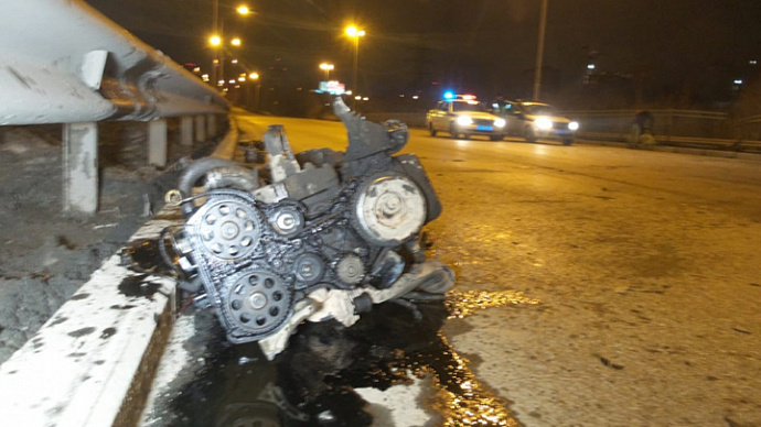 В Екатеринбурге ВАЗ разорвало на части, водитель чудом остался цел