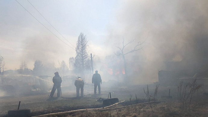 Мощный пожар бушевал в посёлке Крутой на площади 1600 кв/м