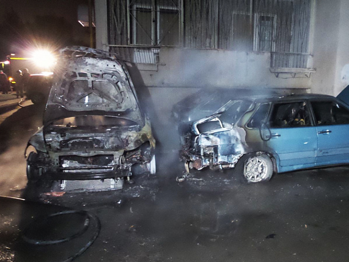 На Юго-Западе Екатеринбурга ночью горели четыре автомобиля