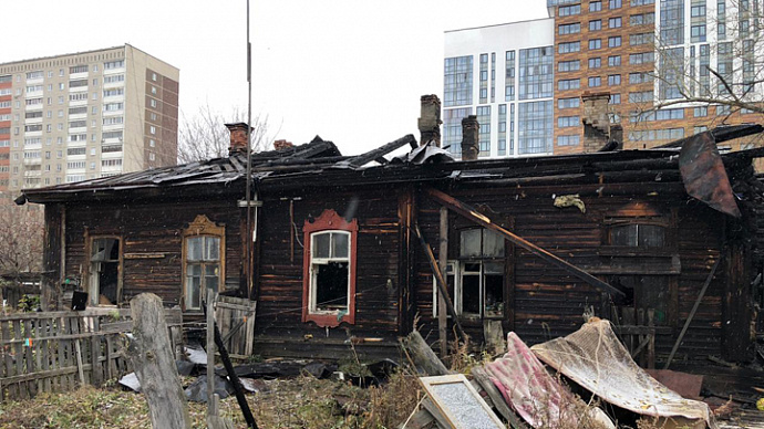 Два человека погибли при пожаре возле Квартала художников в Екатеринбурге