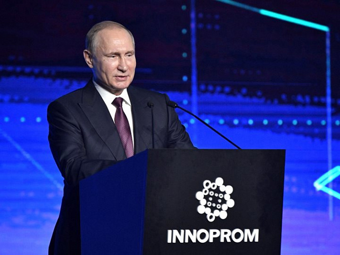 Владимир Путин осмотрел экспозицию «ИННОПРОМа-2017»