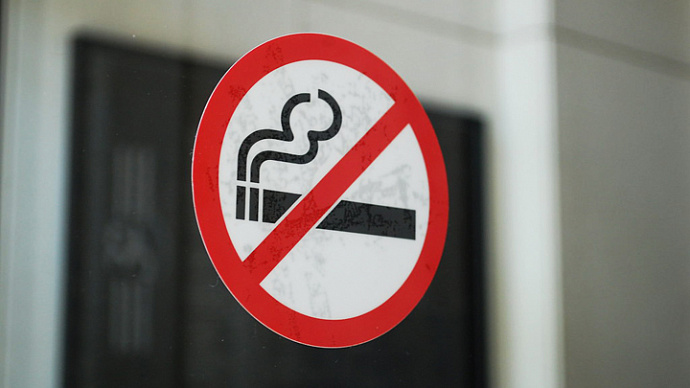 МЧС: россиянам не будут запрещать курение на балконе