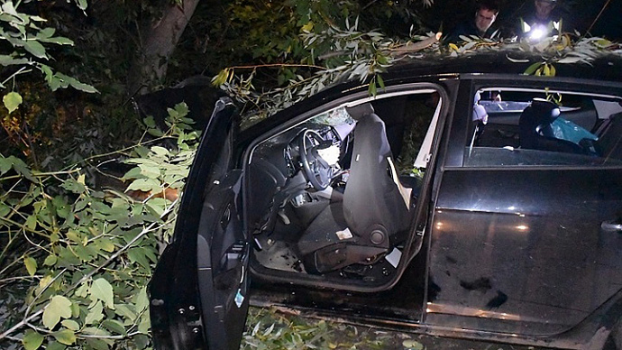 В Екатеринбурге «Сеат» врезался в дерево, погиб пассажир