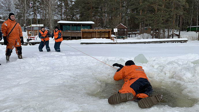 На белоярском водохранилище спасли рыбака, провалившегося под лёд