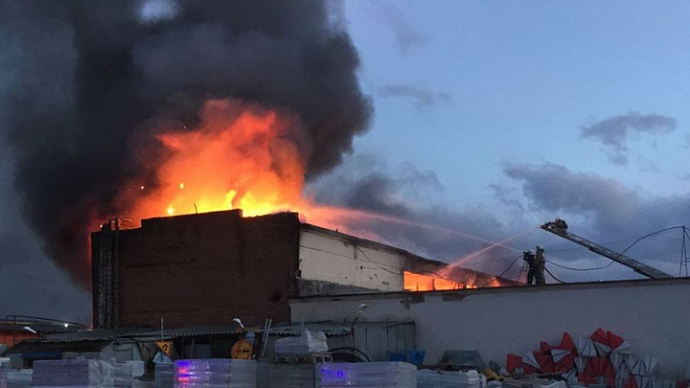Крупный пожар в Екатеринбурге: горит склад на Эльмаше