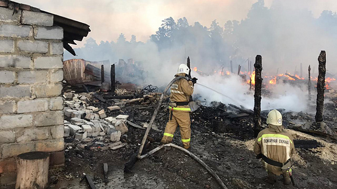 Крупный пожар в селе Никольском уничтожил несколько строений