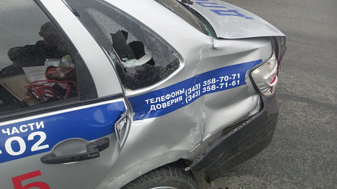 На юго-западе Екатеринбурга «Хонда» столкнулась с автомобилем ДПС