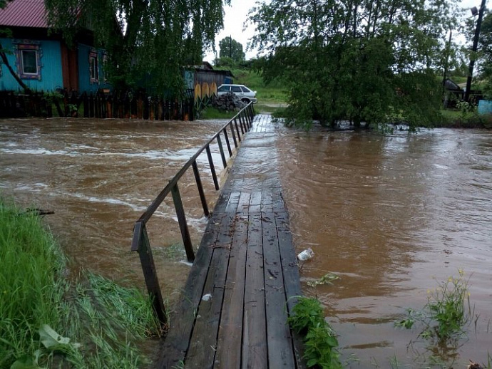 Свердловский посёлок Махнёво подтопило из-за разлива реки