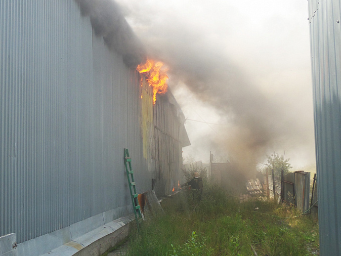 Крупный пожар в Екатеринбурге: горит ангар на Селькоровской