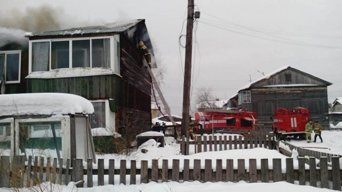 В Алапаевске горел подъезд жилого дома, пострадали два человека