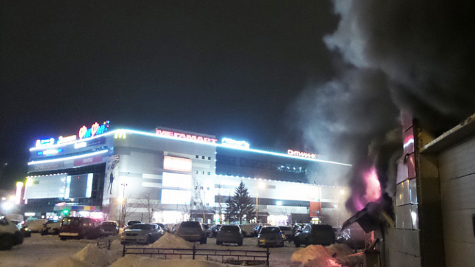 В Екатеринбурге сгорел автосервис возле ТЦ «Фан-Фан»