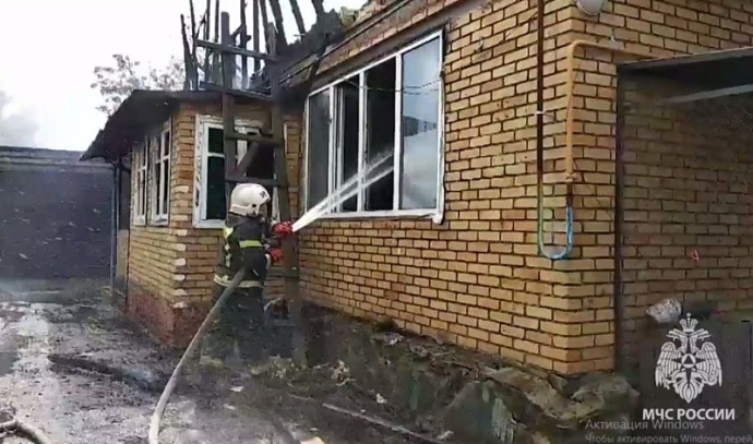 Крыша дома сгорела из-за детской игры с зажигалкой