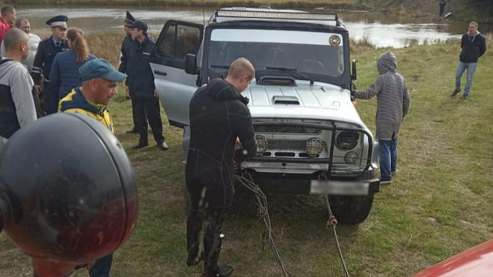 На Среднем Урале УАЗ утонул в реке, погибли три человека